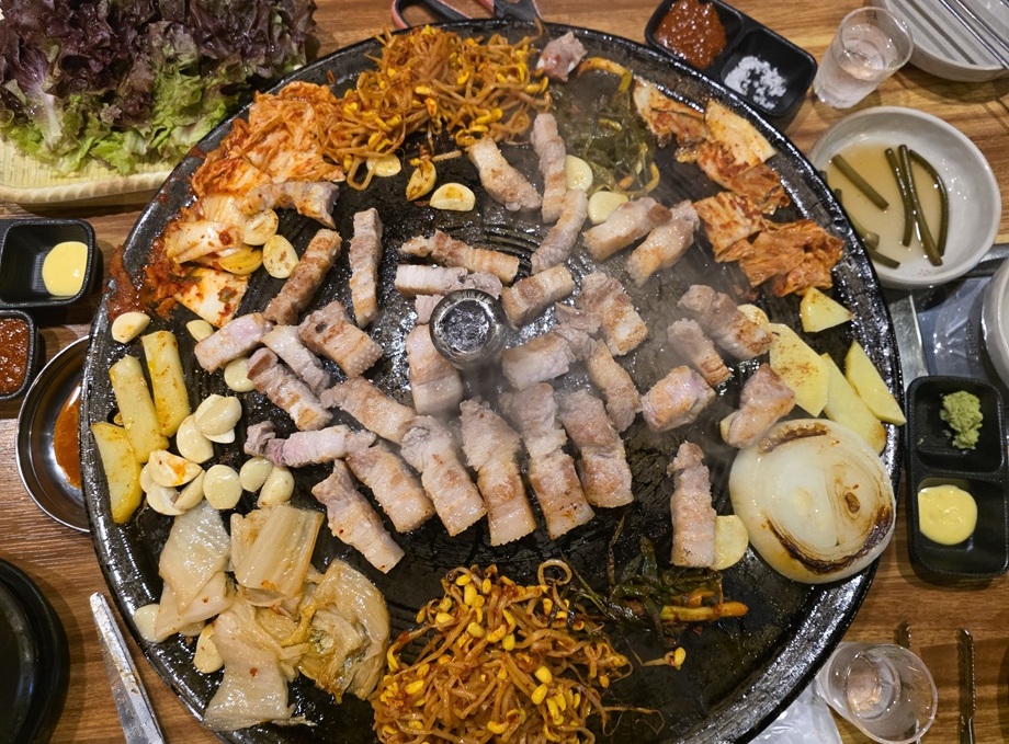 상계우성 앞 ‘감악산 왕 솥뚜껑 김치 삼겹살’ - 노원신문